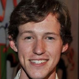 Alec Medlock 飾演 Littlefoot (voice)