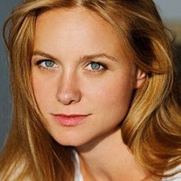 安娜·翁特貝格爾 飾演 Conny