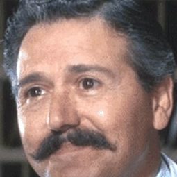 Paul Micale - 難補情天恨演員 飾演The Maitre d'