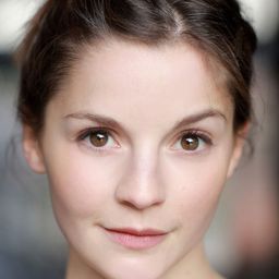 Flora Spencer-Longhurst 飾演 Hero