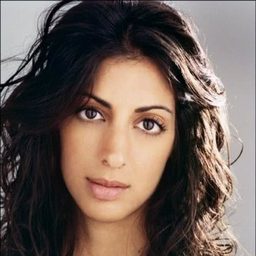 米拉·羅西·孔布哈尼 飾演 Annie