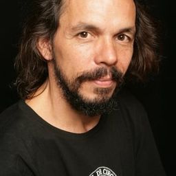 胡立歐·阿德利歐 - 頭號女毒梟演員 飾演pai de Rebeca