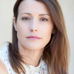 Michelle Campbell 飾演 Lawyer