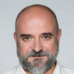 Miguel Loureiro 飾演 Eduardo