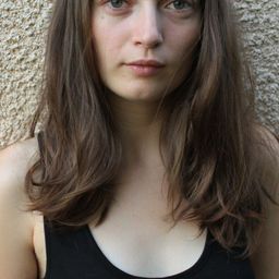 Clotilde Rigaud 飾演 Apple Woman