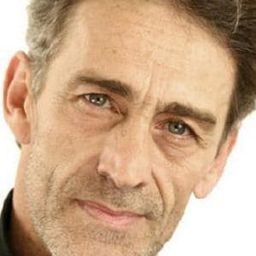 Stefan Elbaum 飾演 Jean