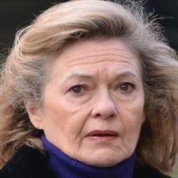 Corinne Lahaye 飾演 Florence