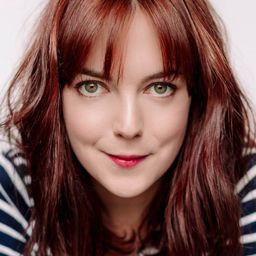 Katey Hoffman 飾演 Caroline