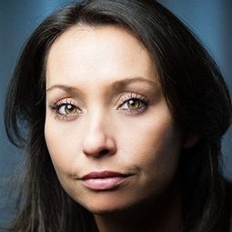 Lucinda Rhodes Thakrar - 殺威瑪先生演員 飾演Police Officer