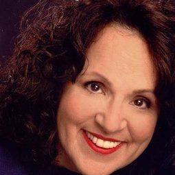Carol Ann Susi 飾演 Clamato's Wife