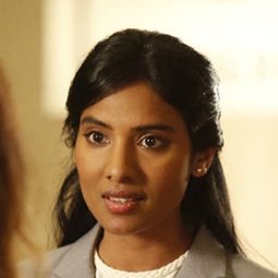Priya Rajaratnam 飾演 Huntress (uncredited)