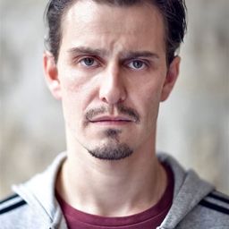 Tony Le Bacq - 我的男人演員 飾演La petite frappe au scooter