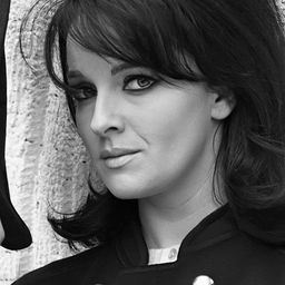 Lisa Gastoni 飾演 Eleonora