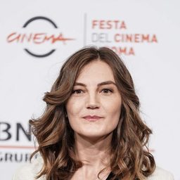 Kamka Tocinovski 飾演 Yoana