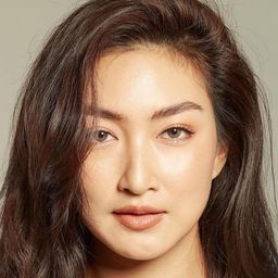 卡曼妮·耶美肯 飾演 Peesuk