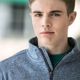 Braden Fitzgerald 飾演 Young Tom