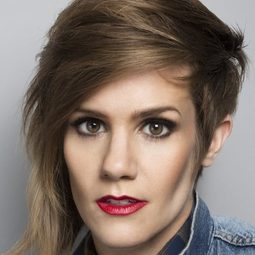 卡麥隆·艾斯波西多 - 昔日英雄演員 飾演Cameron Esposito