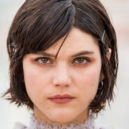 和泉素行 飾演 Amber