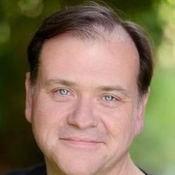 Nick Owenford - 槲寄生農場的驚奇聖誕演員 飾演Office Associate