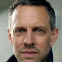 Trevor White 飾演 Martin