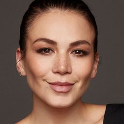 Luz Ramos - 邊境奇襲演員 飾演Teniente Stum