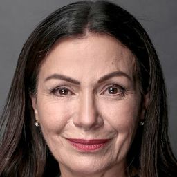 Solange Lackington 飾演 Producer