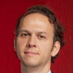 歐能·阿爾坎 - 野梨樹演員 飾演İmam Nazmi