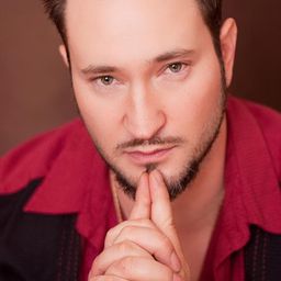 Jason John Beebe 飾演 Waiter