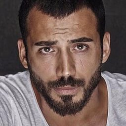 卡迪爾·波拉奇 - 失匙開鎖佬演員 飾演Burcu'nun Nişanlısı