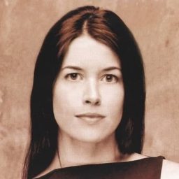 Lisa Dean Ryan 飾演 Caroline