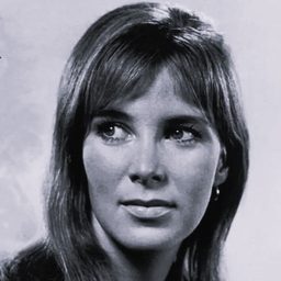 Jane Merrow 飾演 Alais