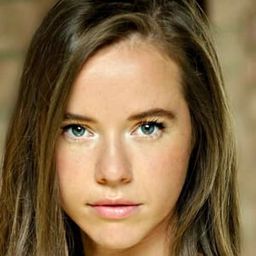 Katie Griffiths 飾演 Alice