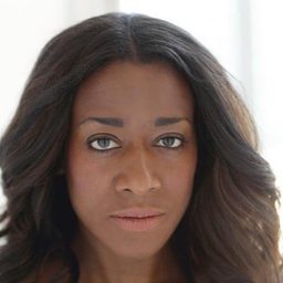 Donna Augustin 飾演 Supermarket Manager