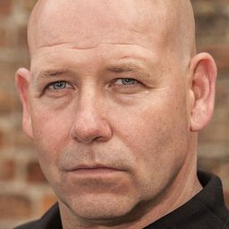 Stacey Gough 飾演 Detective Smith