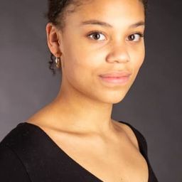 Olenka Ilunga 飾演 Adèle