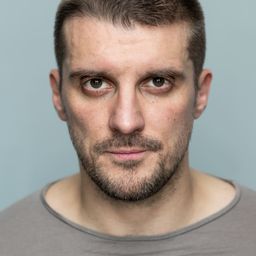 Nikita Dyuvbanov 飾演 Leon