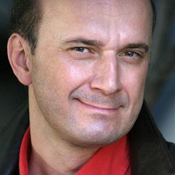 Dwayne Croft 飾演 Baron Douphol