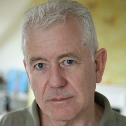 John O'Mahony 飾演 Chesley 'Sully' Sullenberger