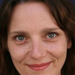 Sabrina Delarue 飾演 Catherine