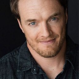 Chris Brewster 飾演 Bruegger