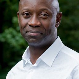 伊斯瑞爾·阿杜拉莫 飾演 Jomo