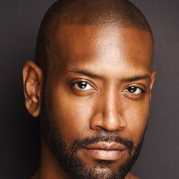 Bryan Terrell Clark - 她來到我身邊演員 飾演Frank Hall