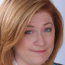 Alex Alexander 飾演 Lucy