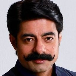 蘇特·辛 - Ek Chatur Naar演員 飾演Triloki