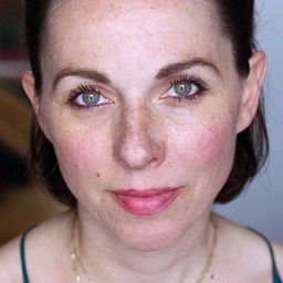 Angelica Sarre 飾演 La doctoresse