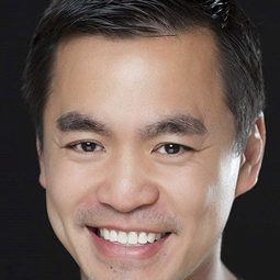 Han Soto 飾演 Physiotherapist