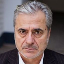 Martin Umbach 飾演 Paul Petit