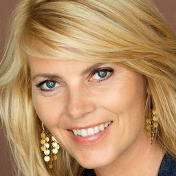 Lærke Winther Andersen 飾演 Nina