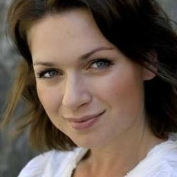 Claudia Galli 飾演 Erica Falck