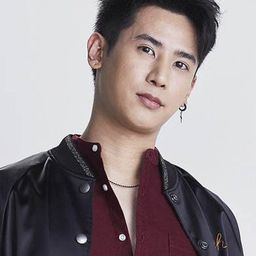 Korn Khunatipapisiri 飾演 Zee